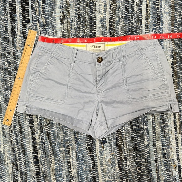 Old Navy Favorite Khakis Perfect 3 1/5” shorts Size 4 low-rise - Picture 2 of 7